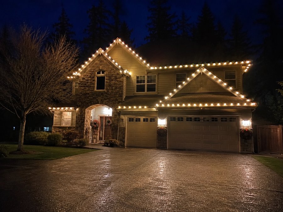 Home with professionally installed holiday roofline lighting